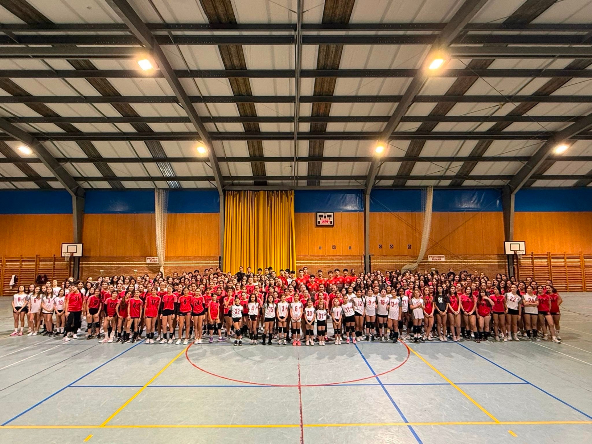 Equipos de ESVOL Santander posando en el pabellón